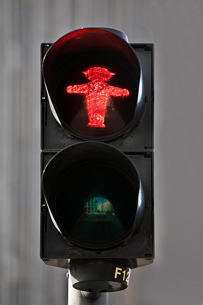 Fußgängerampel mit rotem Ost-Ampelmännchen Stoppi von Karl Peglau, Berlin, Deutschland, Europa