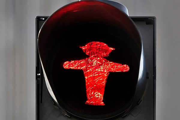 Fußgängerampel mit rotem Ost-Ampelmännchen Stoppi von Karl Peglau, Berlin, Deutschland, Europa