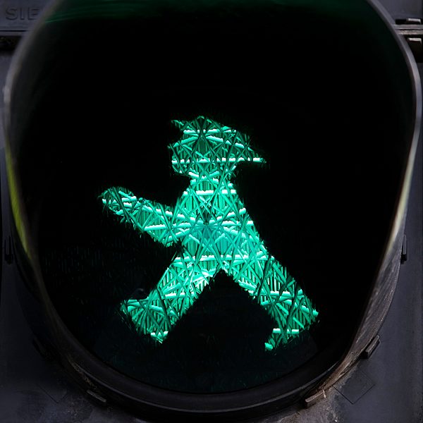 Fußgängerampel mit grünem Ost-Ampelmännchen Galoppo von Karl Peglau, Berlin, Deutschland, Europa