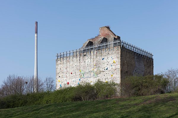 Kletterbunker, Hochbunker aus dem Zweiten Weltkrieg mit Kletterwand, Duisburg-Hochfeld, Nordrhein-Westfalen, Deutschland, Europa