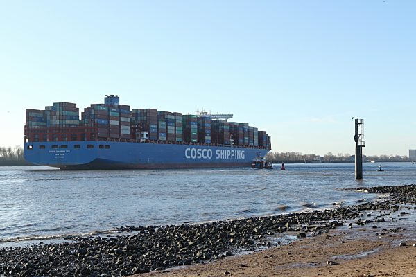 Containerfrachtschiff der China Ocean Shipping Company COSCO beim Verlassen des Hafens an einem sonnigen Tag an der Elbe, Hamburg, Deutschland, Europa