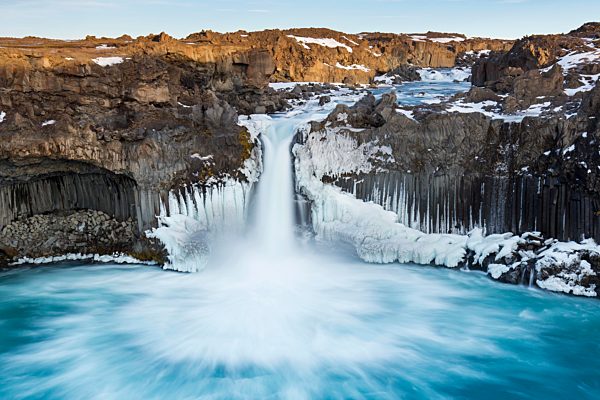 Wasserfall Aldeyjarfoss am Fluss Skjßlfandaflj_t im Winter in der nordöstlichen Region, Nordurland eystra, Nordurland eystra, Island, Europa