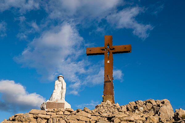 Gipfelkreuz und Jesusfigur auf Monte Castellaz, Parco Naturale Paneveggio Pale di San Martino, Rollepass, Trentino, Italien, Europa