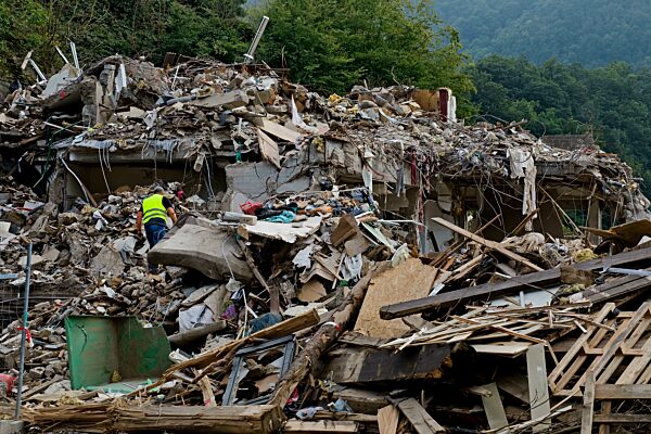 Ein Mann in Schutt- und Müllbergen, Flutkatastrophe 2021, Ahrtal, Bad Neuenahr-Ahrweiler, Eifel, Rheinland-Pfalz, Deutschland, Europa