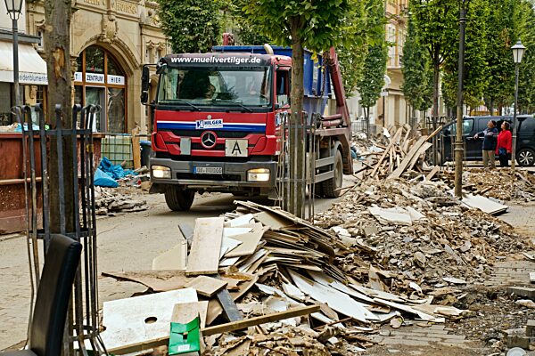 Flutkatastrophe 2021, Müll und Schuttberge in der Innenstadt, Bad Neuenahr-Ahrweiler, Ahrtal, Eifel, Rheinland-Pfalz, Deutschland, Europa