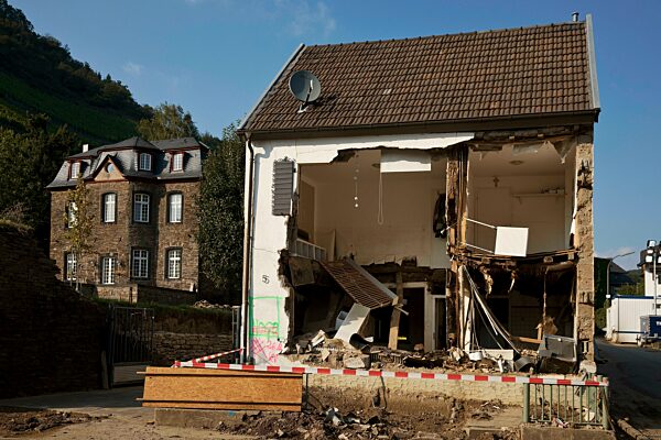Zerstörtes Haus am Winzerhof Klosterhof Gilles an der Rotweinstraße, Flutkatastrophe 2021, Ahrtal, Dernau, Rheinland-Pfalz, Deutschland, Europa