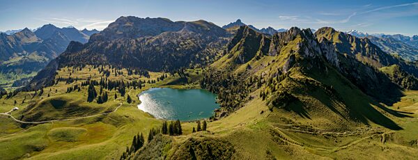 Seebergsee mit Muntiggalm und Geisshöri, dahinter Simmental, Luftaufnahme, Diemtig, Bern, Schweiz, Europa