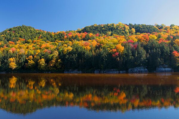Red River im Herbst, Provinz Quebec, Kanada, Nordamerika