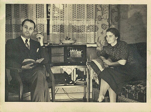 Gut bürgerliches, frisch vermähltes Ehepaar in erster Wohnung mit Volksempfänger Radio 1936, Deutschland, Europa