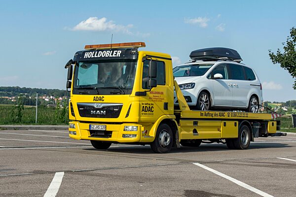 ADAC Pannendienst transportiert defekten PKW vom Autobahnrastplatz ab, Autobahn A8, Burgau, Bayern, Deutschland, Europa
