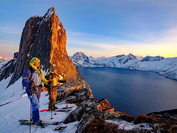 Zwei Skibergsteiger am steilen Berg Segla, Fjord Mefjorden mit Bergen, Insel Senja, Troms, Norwegen, Europa