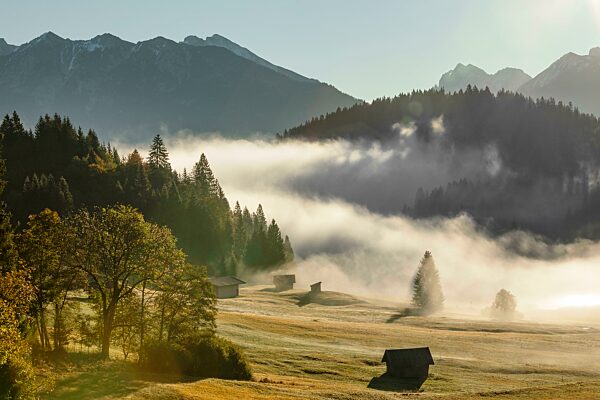 Herbstlicher Nebel am Geroldsee, Klais, Oberbayern, Bayern, Deutschland, Geroldsee, Bayern, Deutschland, Europa