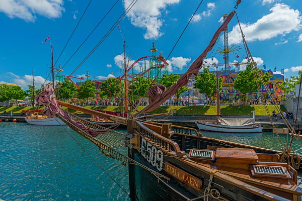 Traditionssegler im Germaniahafen, Jahrmarkt, Achterbahn, Fahrgeschäfte, Kieler Woche 2022, Sonnenschein, blauer Himmel, Hafen Kiel, Schleswig-Holstein, Deutschland, Europa
