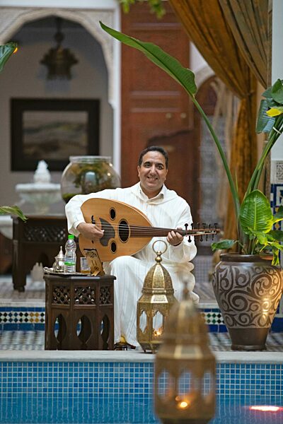 Marokkanischer Oud-Spieler im Riad el Amine, Fes, Marokko, Afrika