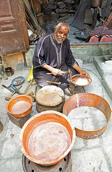 Marokkanischer Kupferschmied, Place Seffarine, Altstadt, Fes, Marokko, Afrika