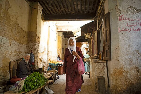 Alte marokkanische Frau in einer Altstadtgasse, Fes, Marokko, Afrika