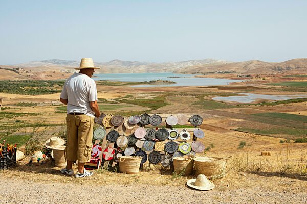 Souvenirstand, hinten der Sidi Chahed Stausee, Zegouta-Tal, Marokko, Afrika