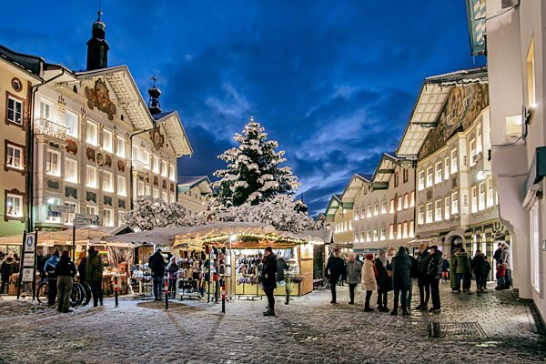 Weihnachtsmarkt, Christkindlmarkt in der Marktstrasse vor dem Rathaus, Altstadt, Bad Tölz, Isartal, Oberbayern, Bayern, Deutschland, Europa