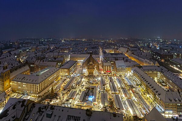 Luftaufnahme, Christkindlesmarkt auf Hauptmarkt mit Frauenkirche im Schnee, Weihnachtsmarkt, Nachtaufnahme, Sebalder Altstadt, Nürnberg, Mittelfranken, Franken, Bayern, Deutschland, Europa