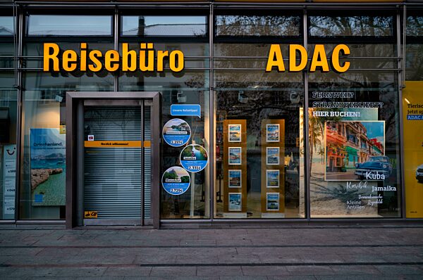 ADAC Reisebüro, geschlossen, Dämmerungsaufnahme, Stuttgart, Baden-Württemberg, Deutschland, Europa