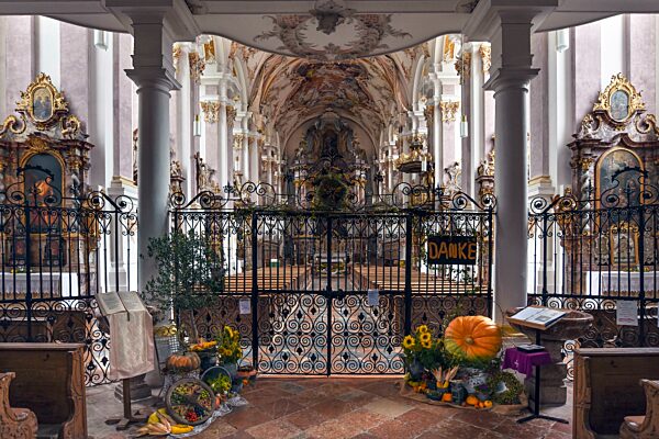 Erntedankschmuck vor dem mit Sperrgitter im barocken Innenraum der ehemaligen Klosterkirche St. Margareta, um 1750, Baumburg, Altenmarkt an der Alz, Chiemgau, Bayern, Deutschland, Europa