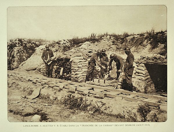 Soldaten beim Laden eines Grabenmörsers mit einer Bombe in Diksmuide in Flandern während des Ersten Weltkriegs, Belgien, Europa