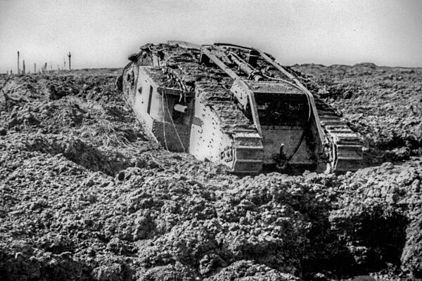 Britischer Panzer Mark IV des Ersten Weltkriegs, der in der Nähe von Clapham Junction, Ypern, während des Ersten Weltkriegs in Westflandern, Belgien, im Schlamm stecken geblieben ist, Europa