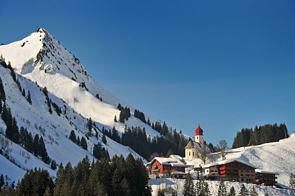 Kirche Sankt Nikolaus in Damüls, Bregenzerwald, im Hintergrund das Glatthorn (2134 m), Vorarlberg, Österreich, Europa