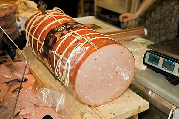 Angeschnittene original italienische Mortadella, Grüne Woche, Berlin, Deutschland, Europa
