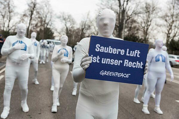 Protest der Umwelt Organisation Greenpeace, auf der Bundesstraße 14 fordern 40 Aktivisten bessere Luftqualität, das Neckartor gilt als die am stärksten belastete Straße in Deutschland mit hohen Feinstaubwerten, Klimawandel, Stuttgart Baden-Württemberg