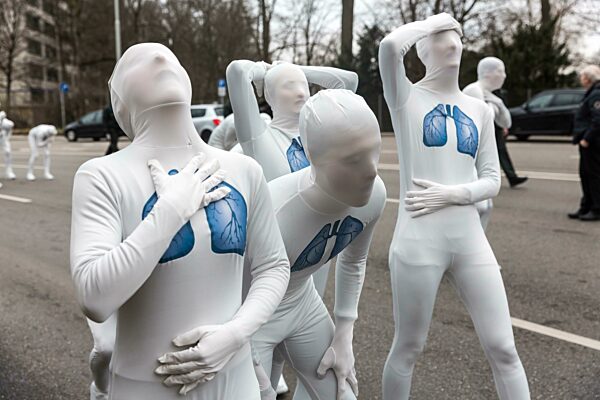 Protest der Umwelt Organisation Greenpeace, auf der Bundesstraße 14 fordern 40 Aktivisten bessere Luftqualität, das Neckartor gilt als die am stärksten belastete Straße in Deutschland mit hohen Feinstaubwerten, Klimawandel, Stuttgart Baden-Württemberg