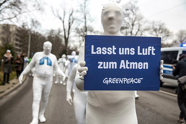 Protest der Umwelt Organisation Greenpeace, auf der Bundesstraße 14 fordern 40 Aktivisten bessere Luftqualität, das Neckartor gilt als die am stärksten belastete Straße in Deutschland mit hohen Feinstaubwerten, Klimawandel, Stuttgart Baden-Württemberg