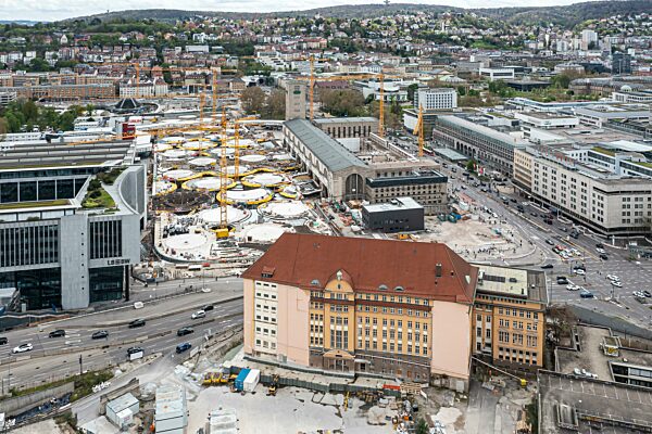 Baustelle Stuttgart 21, das Architektur Denkmal Bonatzbau wird derzeit für 250 Millionen Euro kernsaniert, daneben entsteht der neue unterirdische Durchgangsbahnhof. Im Vordergrund die alte Bahndirektion, die von Zügen aus dem Feuerbacher Tunnel bei der