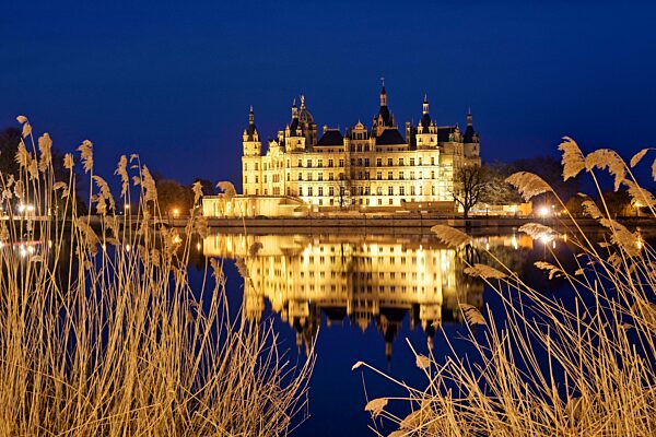 Beleuchtetes Schweriner Schloss am Abend, Schwerin, Mecklenburg-Vorpommern, Deutschland, Europa