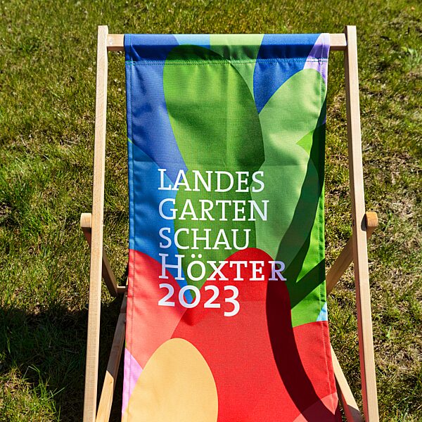 Schriftzug Landesgartenschau Höxter 2023 auf einem Liegestuhl, Deutschland, Europa