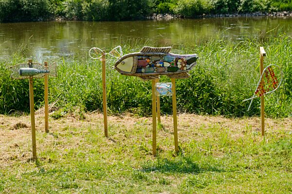 Fischschwarm am Ufer der Weser, Kunstprojekt der OGS Albaxen, Landesgartenschau, Höxter, Nordrhein-Westfalen, Deutschland, Europa