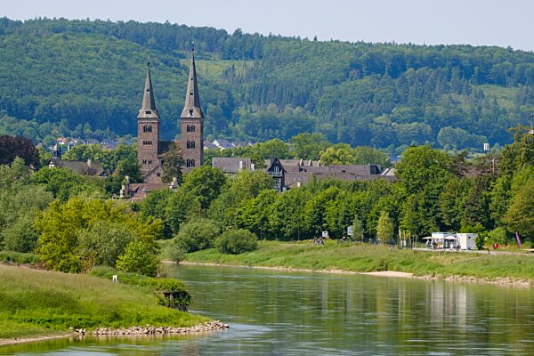 Kilianikirche am Ufer der Weser, Landesgartenschau, Höxter, Nordrhein-Westfalen, Deutschland, Europa