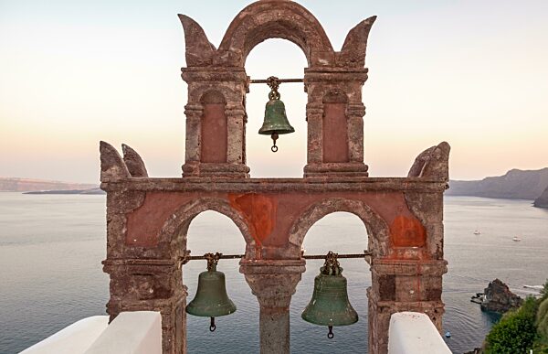 Alter Glockenturm mit Blick auf das Meer in der Abenddämmerung, Ia, Oia, Santorin, Griechenland, Europa