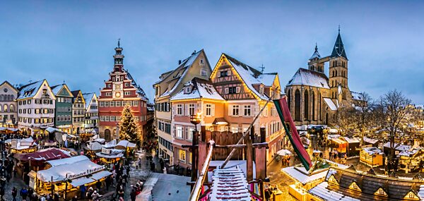 Mittelalter Weihnachtsmarkt in Esslingen bei Stuttgart, einer der schönsten Weihnachtsmärkte in Deutschland vor historischer Häuserkulisse der Altstadt, Schnee liegt auf den historischen Dächern, Esslingen am Neckar, Baden-Württemberg, Deutschland, Eu