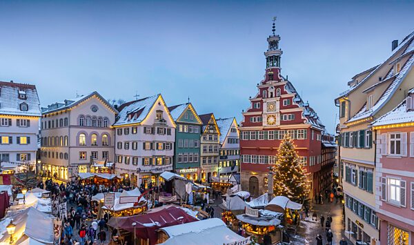 Mittelalter Weihnachtsmarkt in Esslingen bei Stuttgart, einer der schönsten Weihnachtsmärkte in Deutschland vor historischer Häuserkulisse der Altstadt, Schnee liegt auf den historischen Dächern, Esslingen am Neckar, Baden-Württemberg, Deutschland, Eu