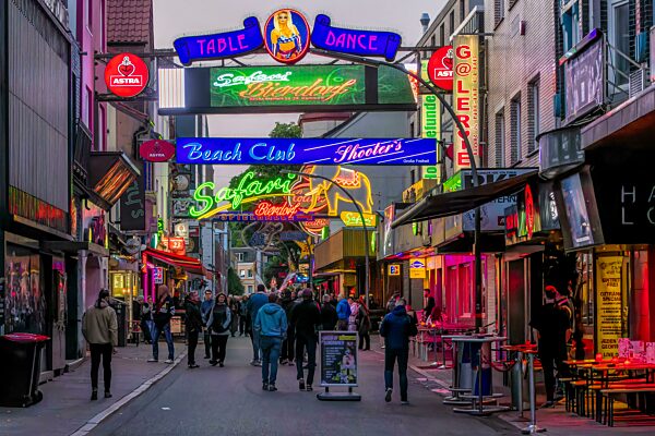 Große Freiheit Seitenstraße zur Reeperbahn in den Abendstunden, St. Pauli, Hansestadt Hamburg, Land Hamburg, Norddeutschland, Deutschland, Europa