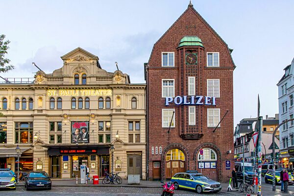 Davidwache, Polizeikommissariat 15 und St. Pauli Theater in der Reeperbahn, St. Pauli, Hansestadt Hamburg, Land Hamburg, Norddeutschland, Deutschland, Europa