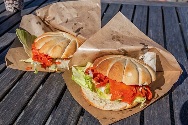 Typische Fischbrötchen mit Seelachs, Neuharlingersiel, Nordseeheilbad, Nordseeküste, Nationalpark Nieders#chsisches Wattenmeer, Ostfriesland, Niedersachsen, Deutschland, Europa