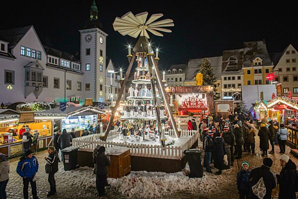 Der Freiberger Weihnachtsmarkt auf dem Obermarkt vor dem Rathaus