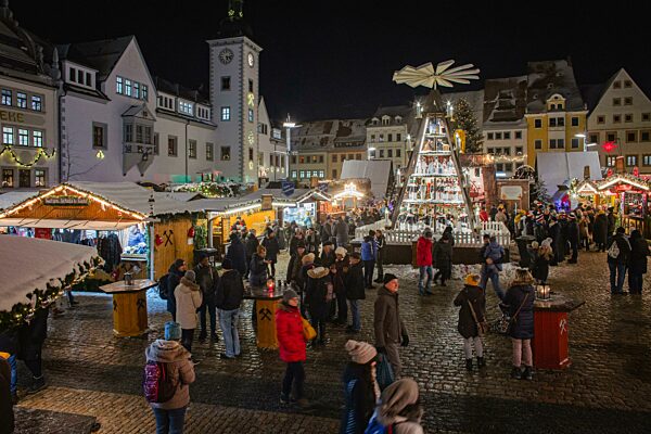 Der Freiberger Weihnachtsmarkt auf dem Obermarkt vor dem Rathaus