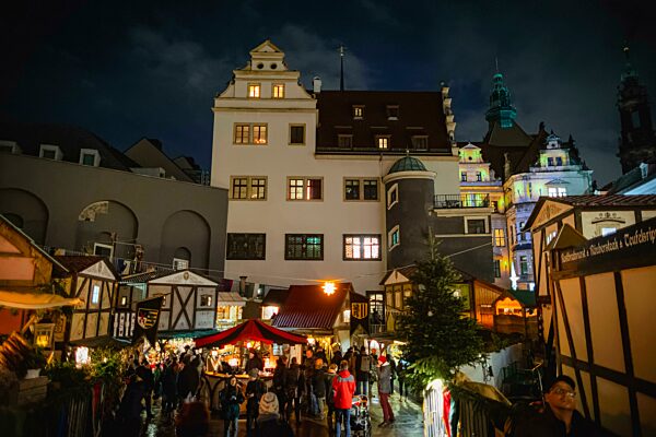 Mittelalterlicher Weihnachtsmarkt im Stallhof des Dresdner Residenzschlosses, einer Rittertournieranlage aus der Renaissance