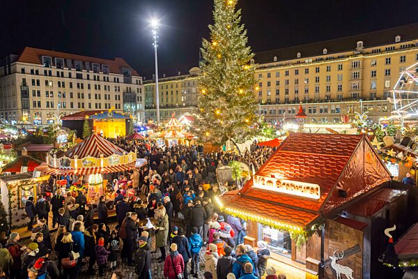 Der 588. Dresdner Striezelmarkt hat nach einer Corona bedingten Pause wieder geöffnet