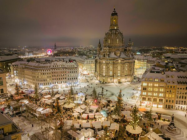 Frauenkirche am Neumarkt mit dem historischen Weihnachtsmarkt