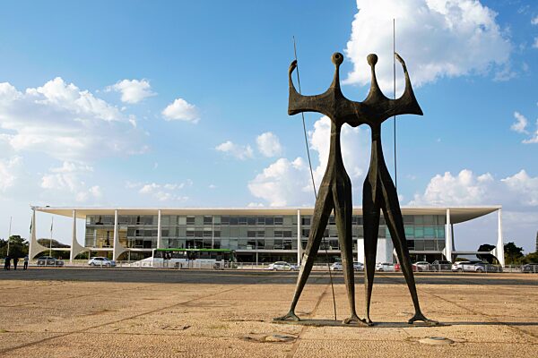 Bronzeskulptur von Bruno Giorgi, OS Candangos oder Die Krieger auf dem Praça dos Três Poderes oder Drei Mächte Platz, hinten der Regierungssitz oder Palácio do Planalto oder Palast der Hochebene, Architekt Oscar Niemeyer, Brasilia, Distrito Federal, Br