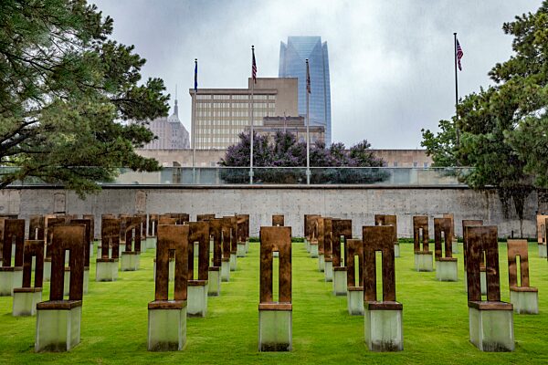 Oklahoma City, Oklahoma, Das Oklahoma City National Memorial erinnert an den Terroranschlag von 1995, bei dem das Alfred P. Murrah Federal Building zerstört wurde und 168 Menschen ums Leben kamen. Das Feld der leeren Stühle enthält einen Stuhl für jede